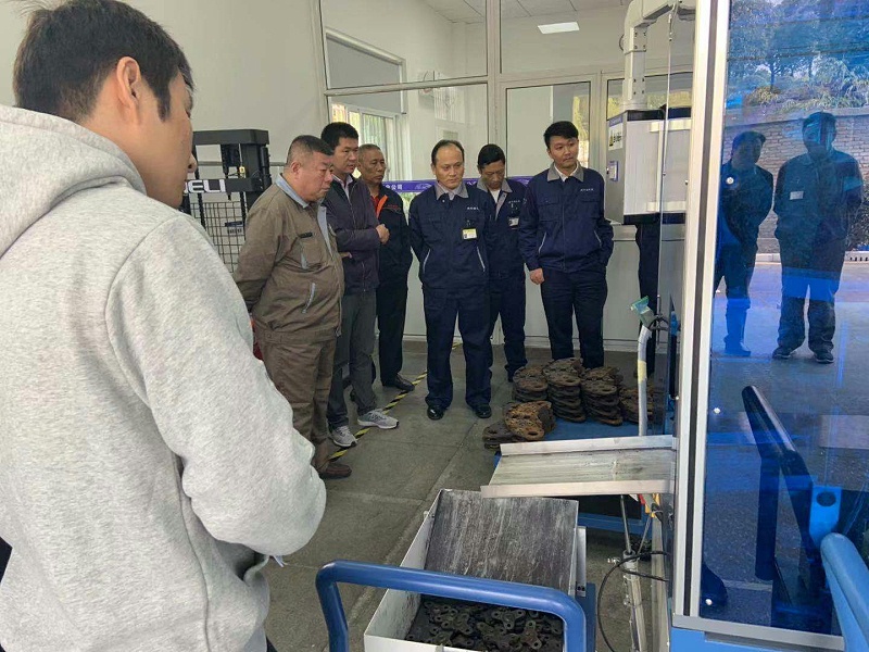 高鐵動(dòng)車組閘片（剎車片）自動(dòng)化檢測(cè)分解機(jī)順利通過上海鐵路局組織的聯(lián)合專家組驗(yàn)收