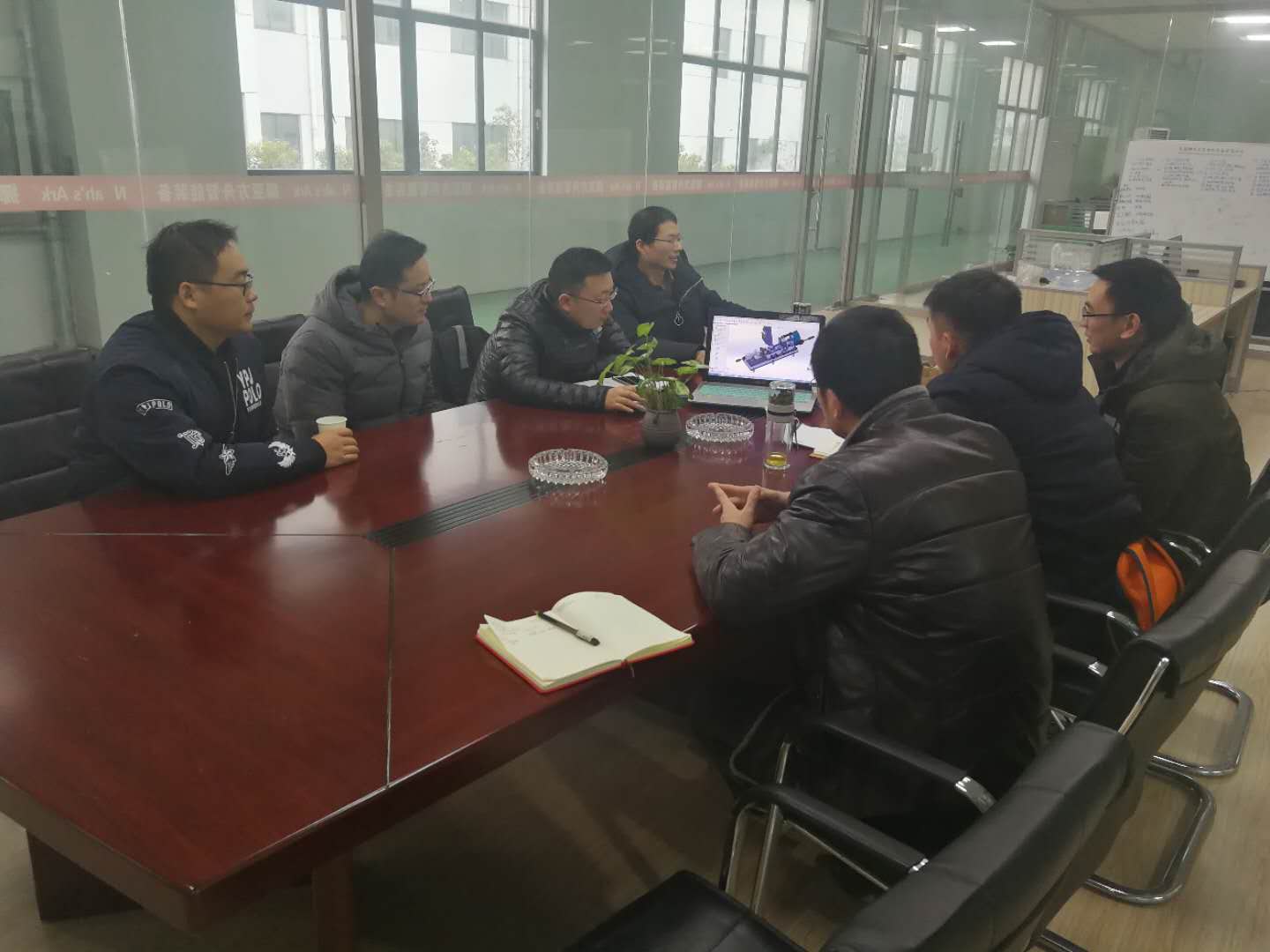 徐工集團(tuán)代表與技術(shù)人員現(xiàn)場溝通